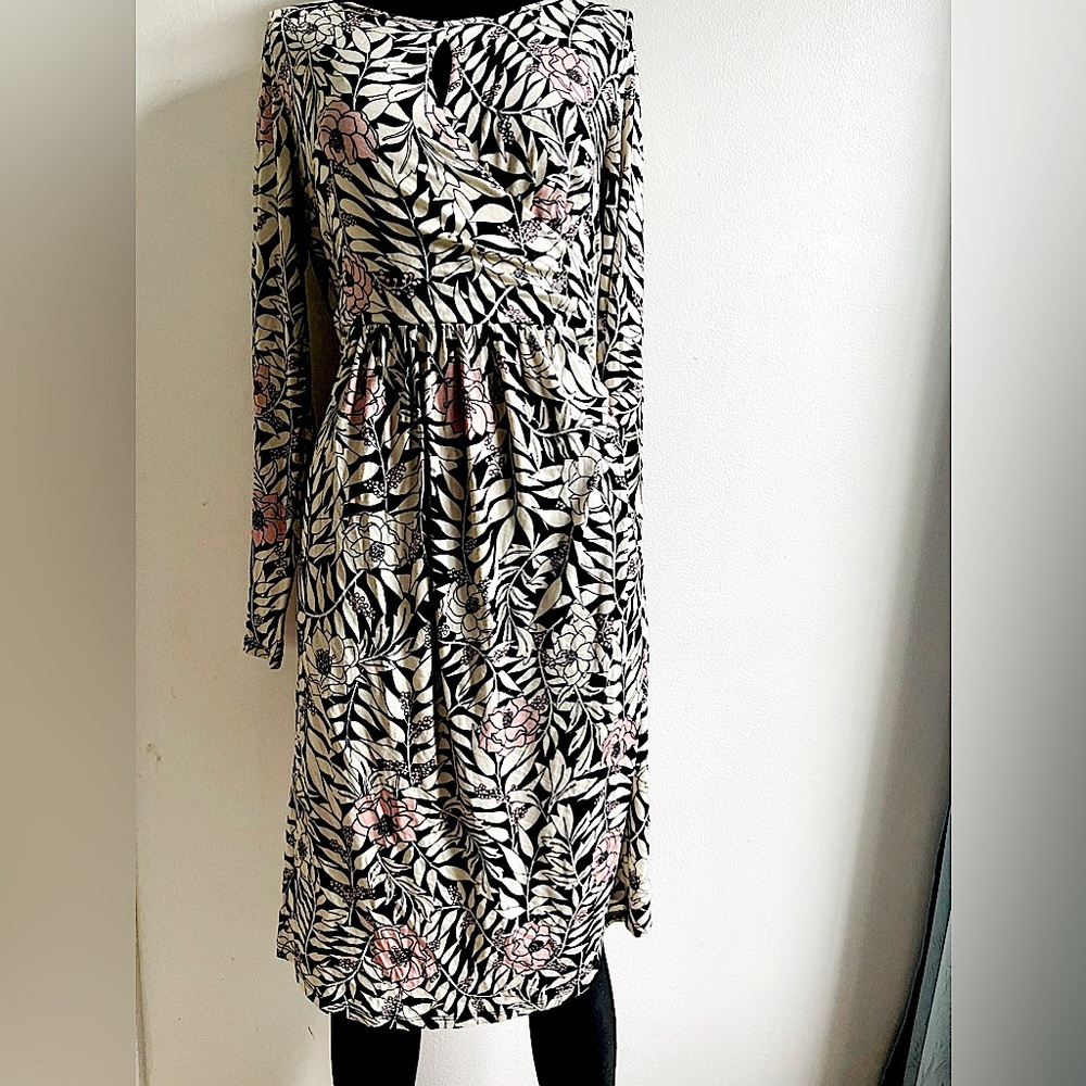 Floral maternity dress. Size M. Long sleeve. Spring maternity fashion